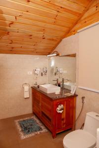 une salle de bain avec un lavabo et des toilettes dans l'établissement Gangtey Tent Resort, à Gangtey Gonpa