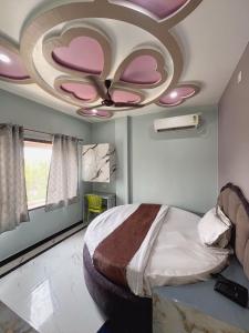 En eller flere senge i et værelse på Hotel Smart Inn