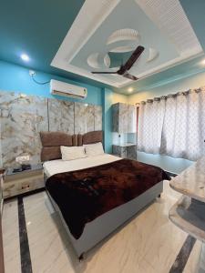 En eller flere senge i et værelse på Hotel Smart Inn