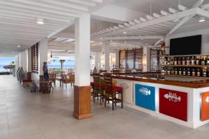 Grand Decameron Montego Beach, A Trademark All-Inclusive Resortにあるラウンジまたはバー