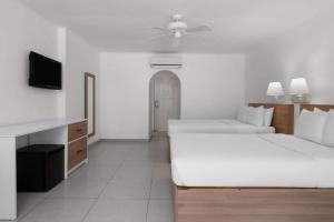 Grand Decameron Montego Beach, A Trademark All-Inclusive Resortにあるベッド