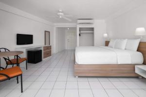 Grand Decameron Montego Beach, A Trademark All-Inclusive Resortにあるベッド