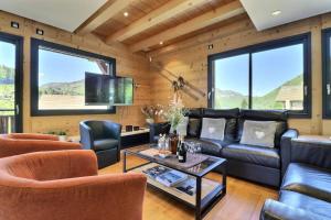 - un salon avec un canapé et des fauteuils en cuir noir dans l'établissement Résidence La Moutelette - Chalet La Moutelette - 14 Personnes - Montriond MAE-3831, à Montriond