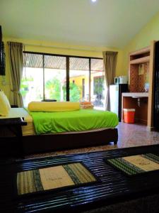 Una cama o camas en una habitación de Kamala Tropical Garden Hotel