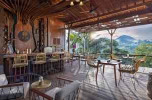 een restaurant met tafels en stoelen en uitzicht bij Sacred Valley by GenuineHost in Tegalalang