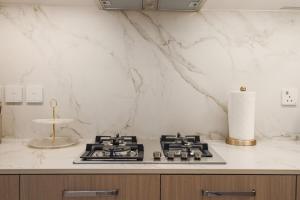 a kitchen with a stove and a counter top at Stylish Studio at Berkeley Place by Ellington in Dubai