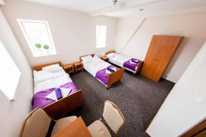 Zimmer mit 2 Betten und Stühlen in der Unterkunft Lawendowy Ogród in Brieg