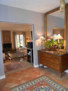 uma sala de estar com um espelho grande e uma cómoda em Logis de la Paqueraie em Saint-Branchs
