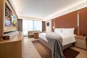 Uma cama ou camas num quarto em 西安高新锦业路桔子水晶酒店