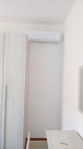 una camera con una parete bianca e un soffitto di Casa Lividonia a Porto Santo Stefano