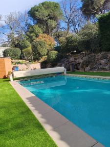 Swimmingpoolen hos eller tæt på Villa privée, piscine chauffée, jacuzzi et sauna