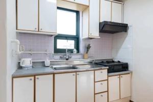 Kuchyň nebo kuchyňský kout v ubytování Best Location Spacious The SOHO 202