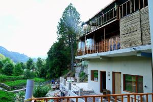 穆克缇斯瓦The Rare Ones, Bhalugaad Resort and game Zone的一侧带阳台的建筑