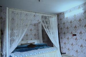 The Rare Ones, Bhalugaad Resort and game Zone客房内的一张或多张床位