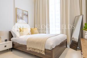 a bedroom with a bed and a window at Bloomfields 1BR Elegant in Shams Meera in Abu Dhabi