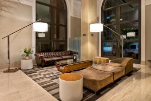 - un salon avec des canapés et un canapé dans l'établissement Intercity São Paulo Paulista, à São Paulo