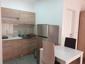 cocina con mesa blanca y nevera en Bulat 1, en Budva 1 foto más
