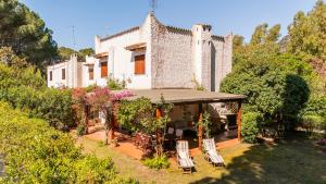 a house with chairs and a gazebo at Villa Giulia in Is Morus