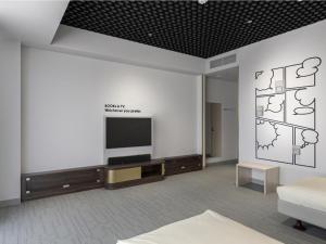 TV a/nebo společenská místnost v ubytování IN THE LIBRARY hotel and books TOKOROZAWA - Opening in 15th July 2025