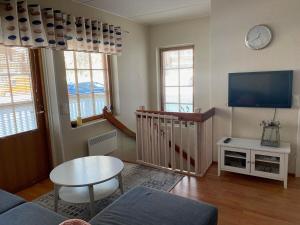 a living room with a table and a tv at Levin Alppi in Levi