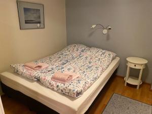 a bed with two pink towels on it in a room at Levin Alppi in Levi