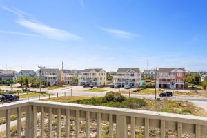 - un balcon offrant une vue sur un quartier résidentiel avec des maisons dans l'établissement 6137 - Harper, à Nags Head