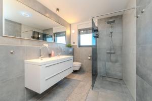 Koupelna v ubytování Jimmys Beach Privlaka - direkt am Meer, tollem Blick und beheiztem Pool