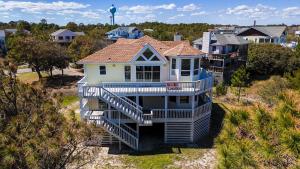 Elle offre une vue aérienne sur une maison dotée d'un balcon. dans l'établissement 1300 - Shore Pleasure, à Corolla