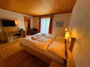 Postel nebo postele na pokoji v ubytování Madrisa Lodge