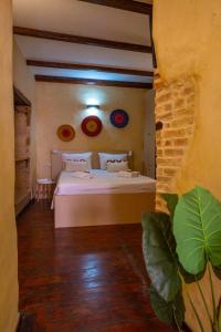 1 dormitorio con 1 cama con placas en la pared en Mythos -Old Town-Old harbour Chania, en La Canea 21 fotos más