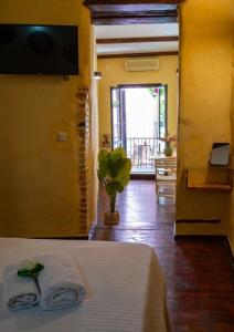 Un dormitorio con una cama con dos toallas encima. en Mythos -Old Town-Old harbour Chania, en La Canea