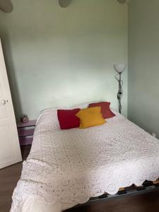 Ένα ή περισσότερα κρεβάτια σε δωμάτιο στο Maison Vedrines