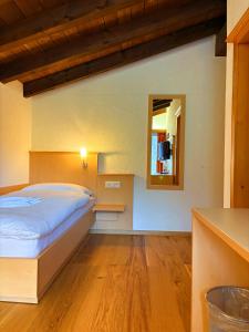 Postel nebo postele na pokoji v ubytování Madrisa Lodge