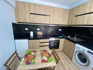 een kleine keuken met een tafel met fruit erop bij Kriss-Klej's Rooms in Sarandë