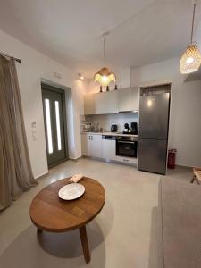 Η κουζίνα ή μικρή κουζίνα στο Kefalas Luxury Villas Stavlos with Private Pool