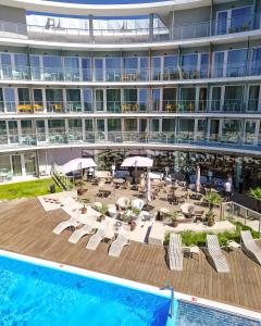 Bazén v ubytování Hotel Linea Mare nebo v jeho okolí