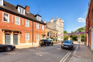 a city street with cars parked on the street at Windsor Castle 4-Bed & Garden in Windsor
