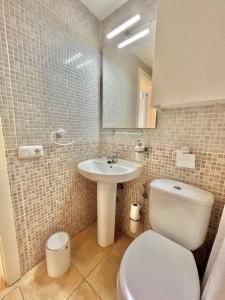 Un baño con un inodoro blanco y un lavabo. en Casa Marylou, en Costa de Antigua