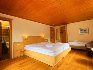 Postel nebo postele na pokoji v ubytování Madrisa Lodge