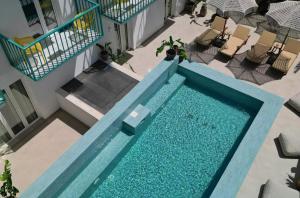 an overhead view of a blue swimming pool with chairs at Play Paros in Kampos Paros