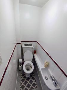 a bathroom with a toilet and a bath tub at Sigma Haven, Free Parking in Old Walker +18 photos