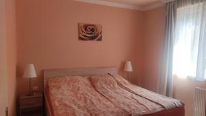 Posteľ alebo postele v izbe v ubytovaní Balaton Apartman