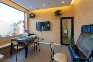 TV a/nebo společenská místnost v ubytování Rightside Haven Xiaoying B&B