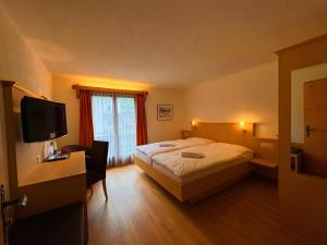 Postel nebo postele na pokoji v ubytování Madrisa Lodge
