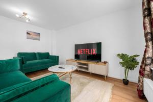 Μια τηλεόραση ή/και κέντρο ψυχαγωγίας στο Pendlebury House Free Parking By City SuperHost