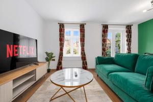 Μια τηλεόραση ή/και κέντρο ψυχαγωγίας στο Pendlebury House Free Parking By City SuperHost