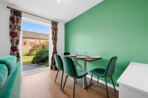 Χώρος καθιστικού στο Pendlebury House Free Parking By City SuperHost