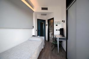 A bed or beds in a room at Hotel Ali d'Oro Még 37 kép