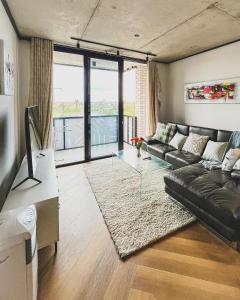 Μια τηλεόραση ή/και κέντρο ψυχαγωγίας στο Olive Apartment on Bridgewaters