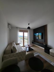Μια τηλεόραση ή/και κέντρο ψυχαγωγίας στο Apartmani Central A50 & Free Parking +19 φωτογραφίες